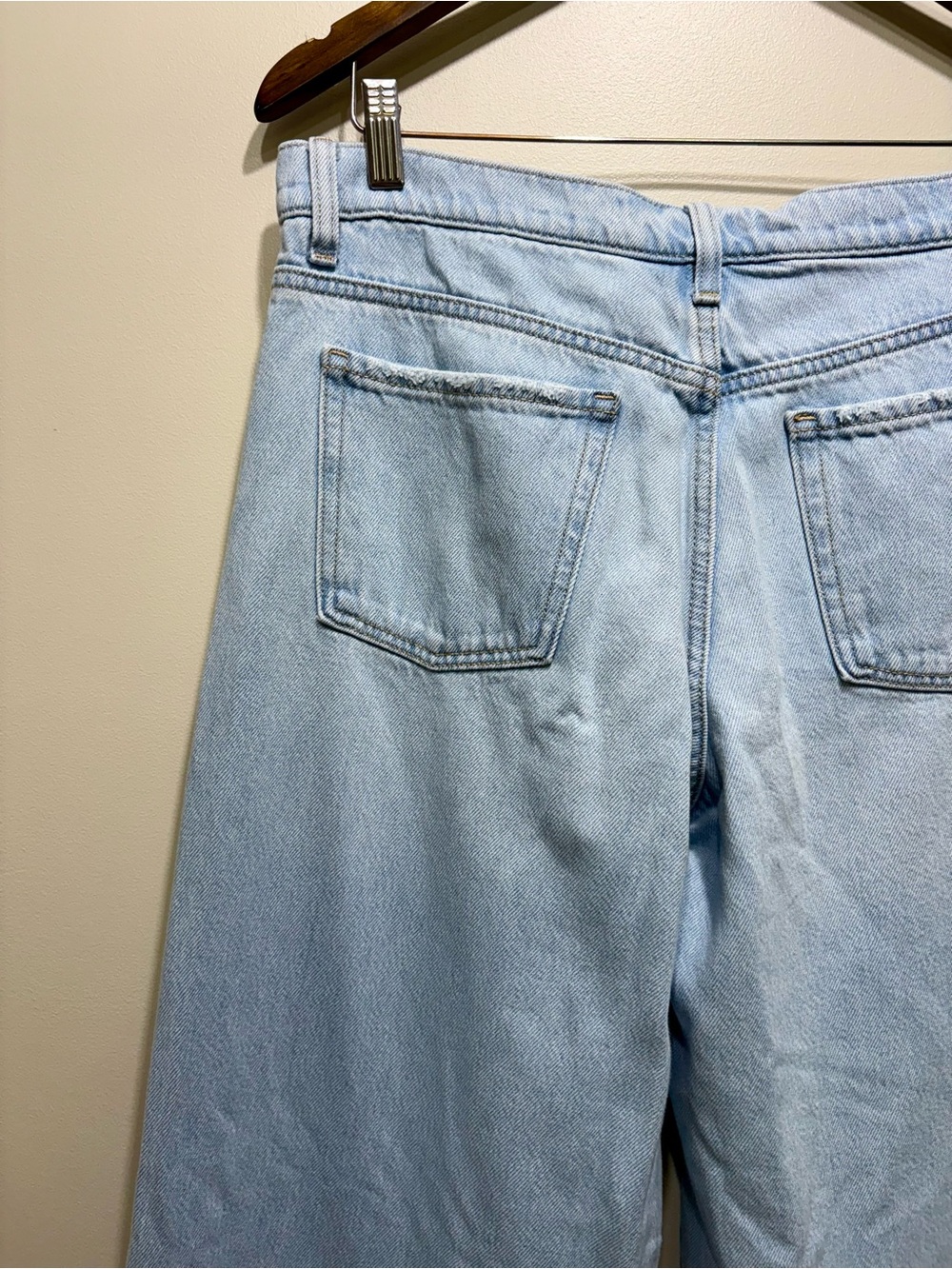 Old Navy Mid Rise Baggy Wide Leg Ripped Jeans Light Wash Size 8 - Picture 7 of 9